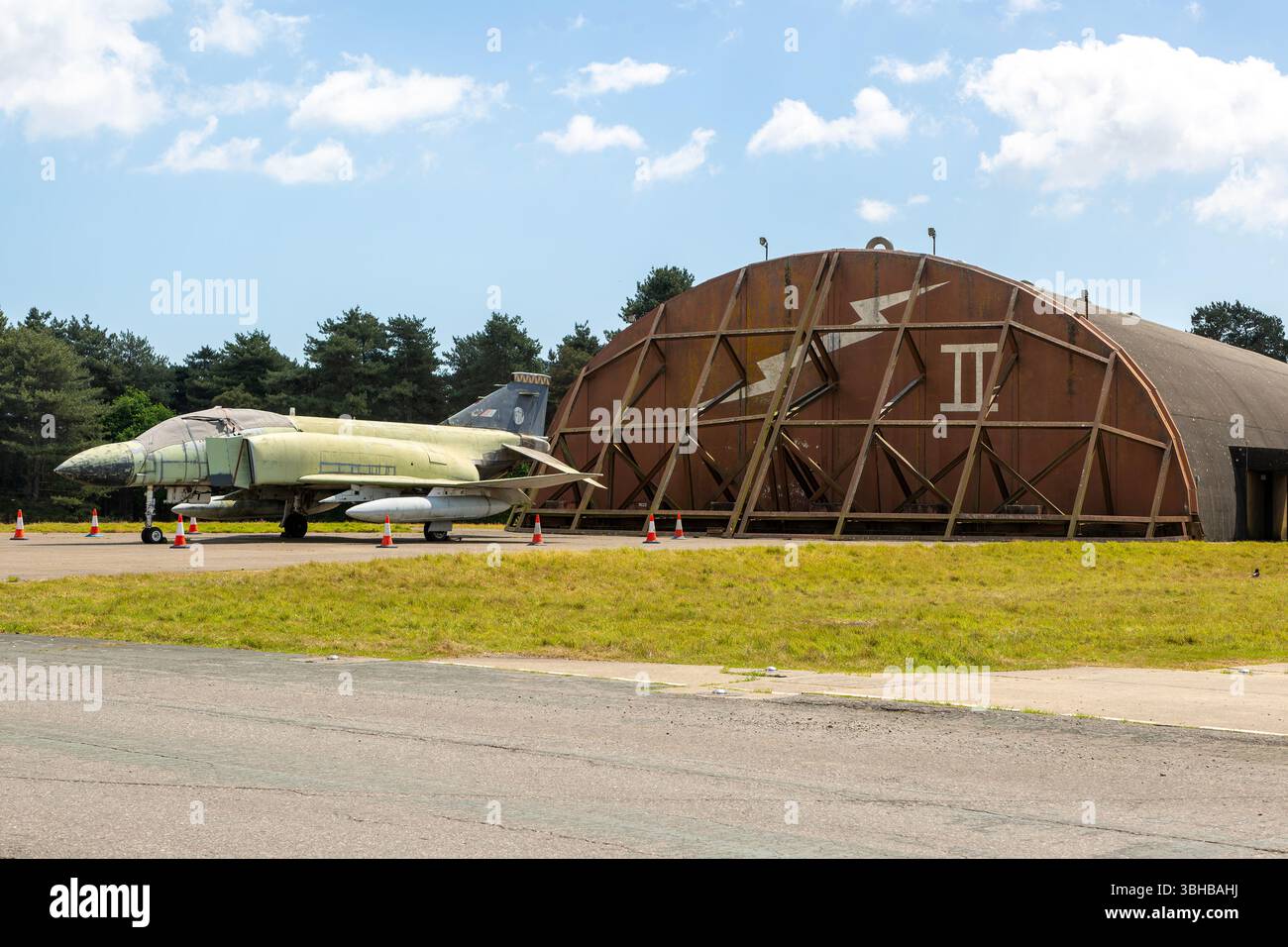 McDonnell Douglas F-4 Phantom II vor dem Hangar auf der ehemaligen RAF Bentwaters Base, Suffolk, England, Großbritannien Stockfoto
