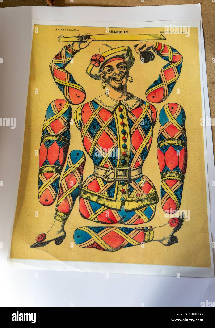 Französische Vintage-Farbdruck Arlequin oder Harlequin, Imagerie Pellerin Puppenfigur aus Papier, ca. 1850er Jahre Imagerie Epinal 1342 Stockfoto