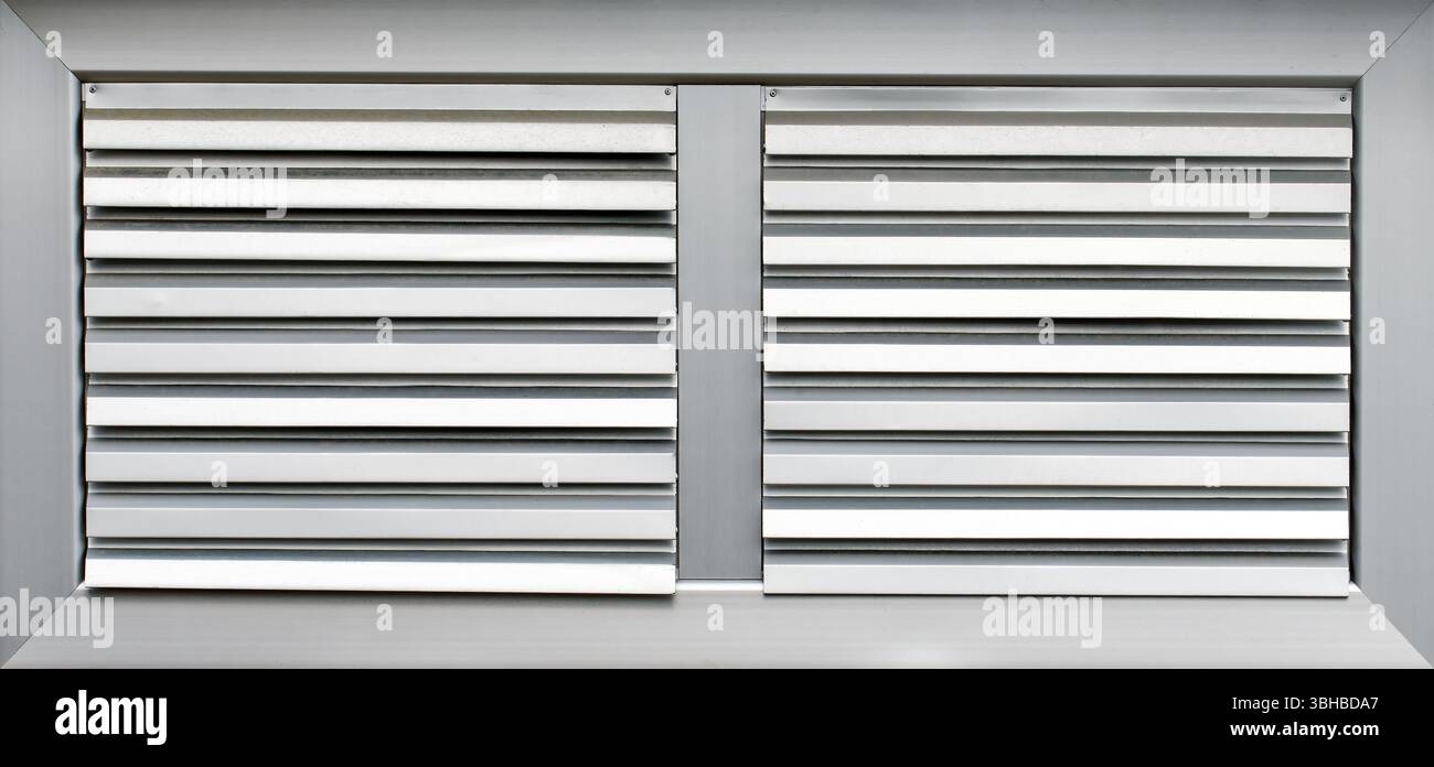 Textur und Muster von äußeren Aluminiumläden auf einem Fenster als Hintergrund Stockfoto