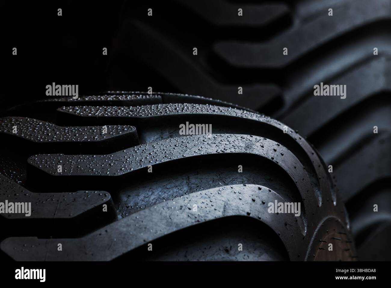 Nahaufnahme von Reifen für landwirtschaftliche Traktoren, Reifenmuster für landwirtschaftliche Fahrzeuge, selektiver Fokus Stockfoto
