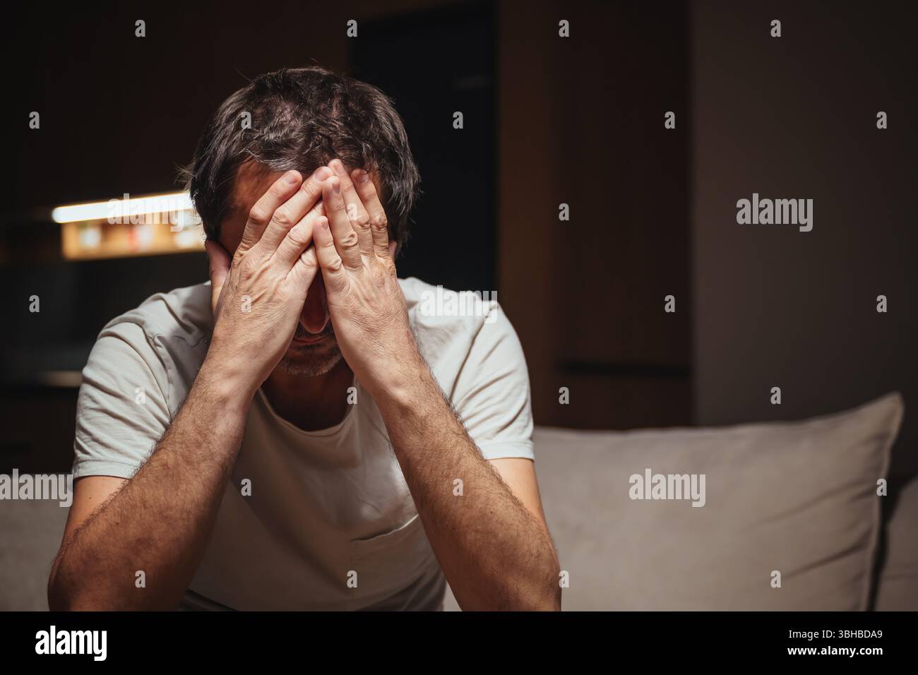 Enttäuschung, Traurigkeit und Unmut. Porträt frustrierter erwachsener Männchen. Selektiver Fokus. Stockfoto Enttäuschung, Traurigkeit und Unmut. Porträt frustrierter erwachsener Männchen. Selektiver Fokus. Stockfoto
