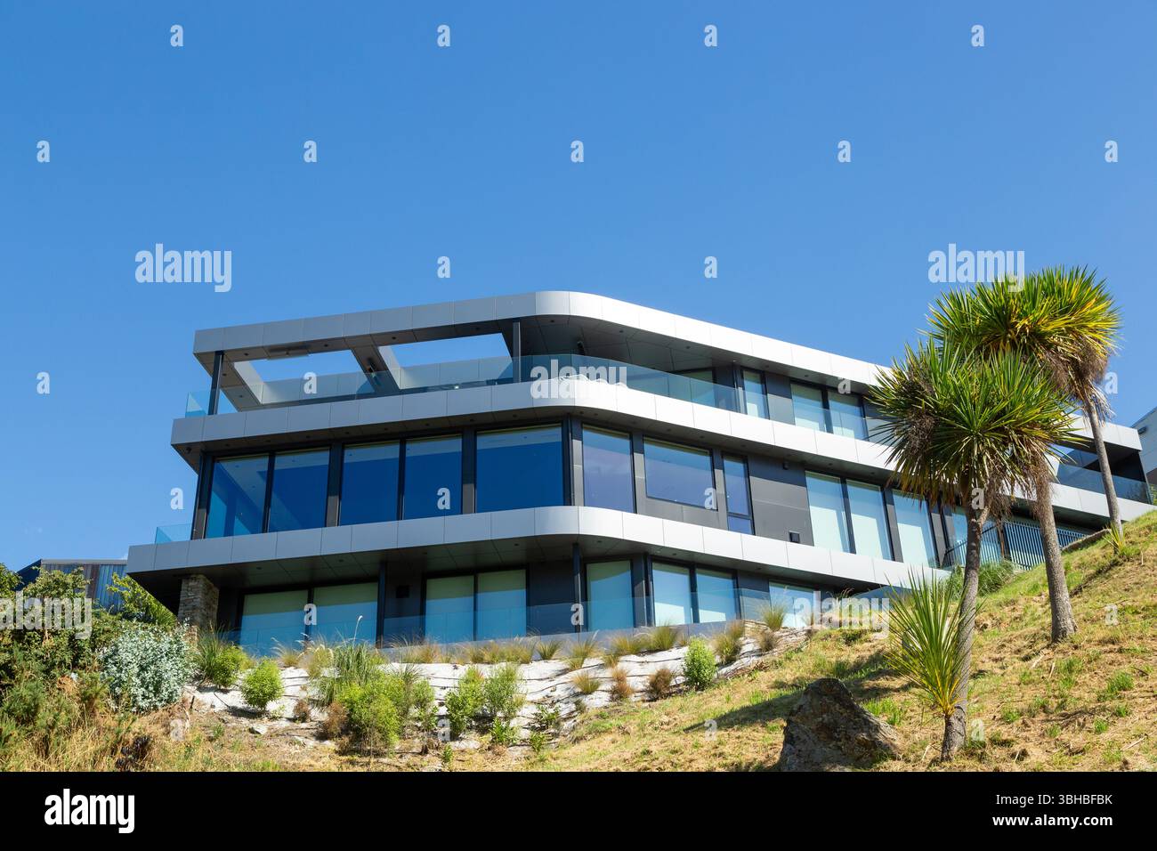 Modernes Haus am See auf dem Hügel mit Blick auf Lake Wakatipu, Queenstown, Otago, Neuseeland Stockfoto