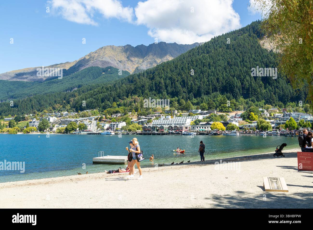 Queenstown Bay Beach und Lake Whakatipu an einem Sommertag, Queenstown, Otago, Neuseeland Stockfoto