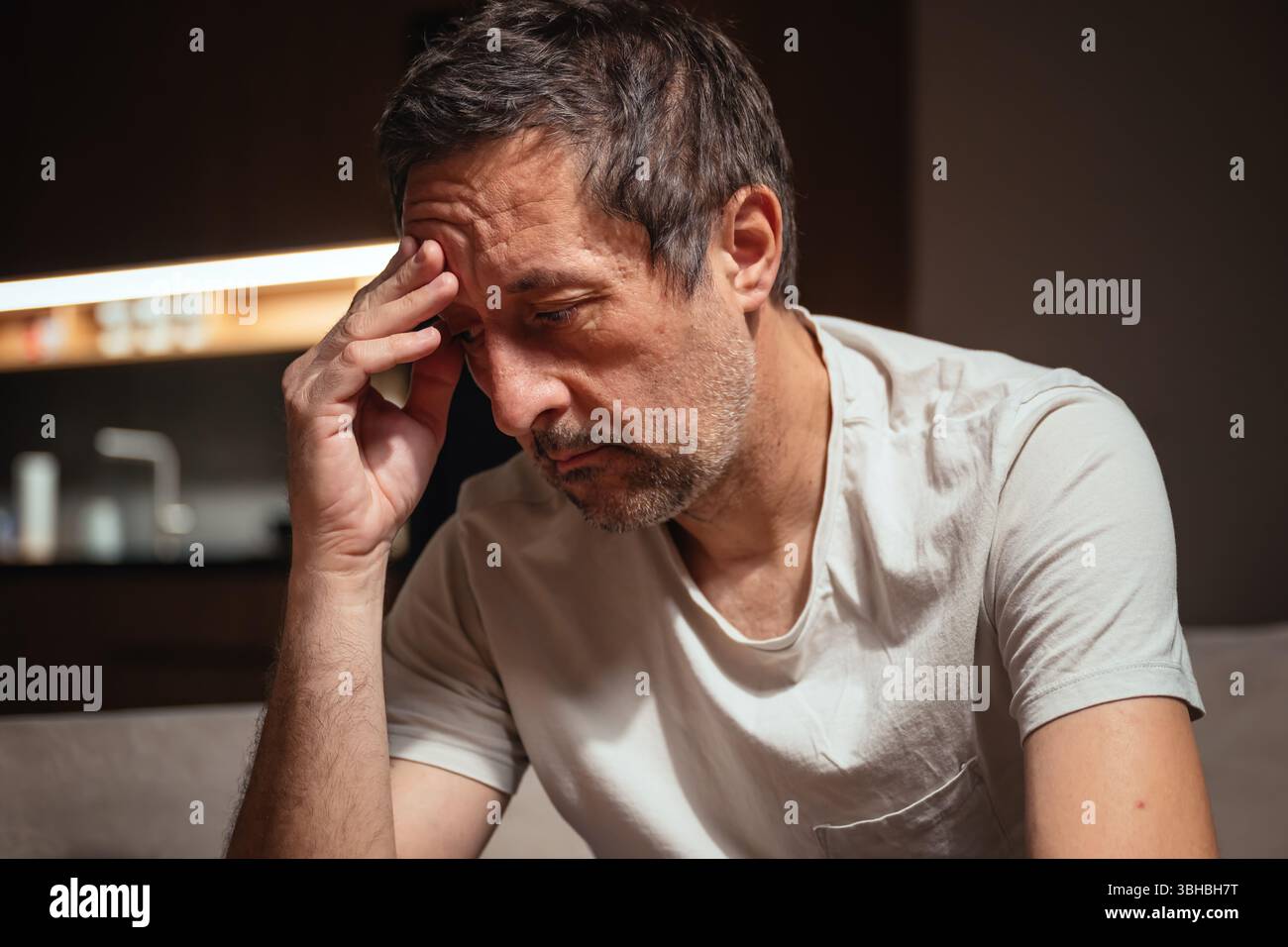 Misserfolg und Enttäuschung, leises Porträt reifer erwachsener männlicher Würze, selektiver Fokus Stockfoto Misserfolg und Enttäuschung, leises Porträt reifer erwachsener männlicher Würze, selektiver Fokus Stockfoto