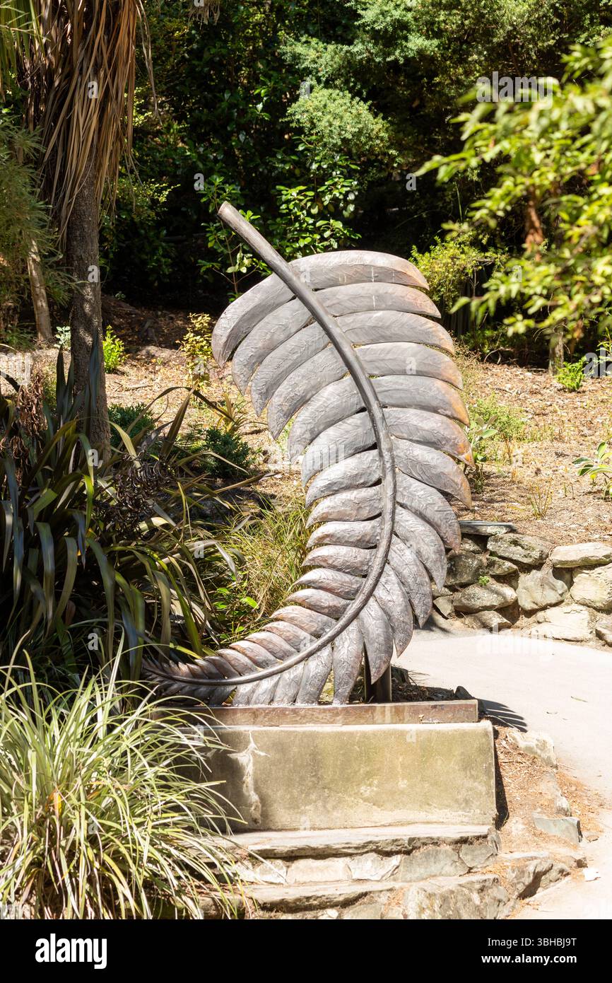 Eine 2,6 m hohe Vollbronze-Farnskulptur von Paul Dibble aus Palmerston North in Queenstown Gardens, Otago, Neuseeland Stockfoto