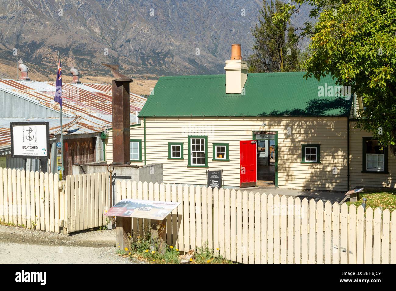 The Boat Shed Cafe & Bistro im restaurierten New Zealand Railways Shipping Office von 1869, Queenstown, Otago, Neuseeland Stockfoto