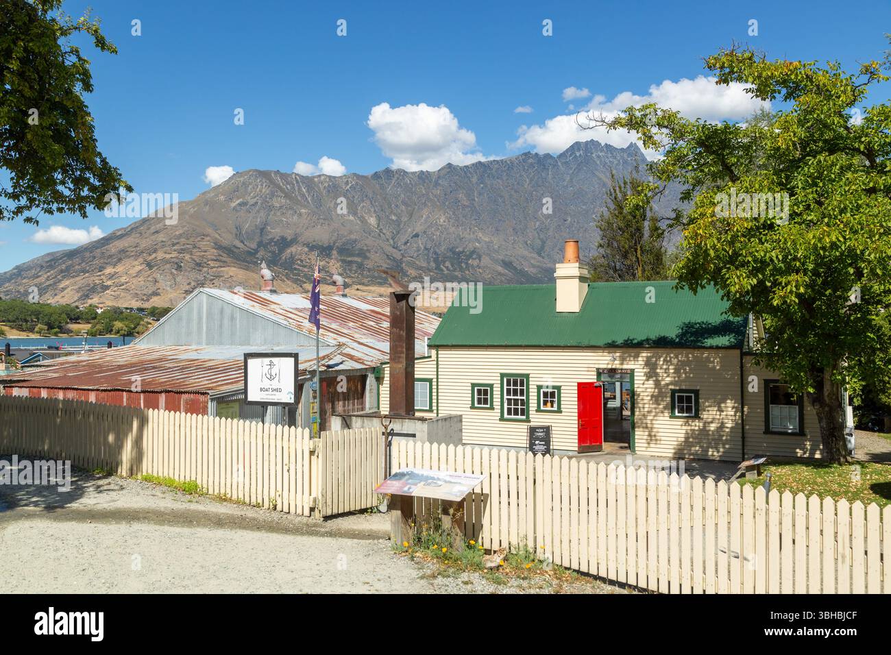 The Boat Shed Cafe & Bistro im restaurierten New Zealand Railways Shipping Office von 1869, Queenstown, Otago, Neuseeland Stockfoto