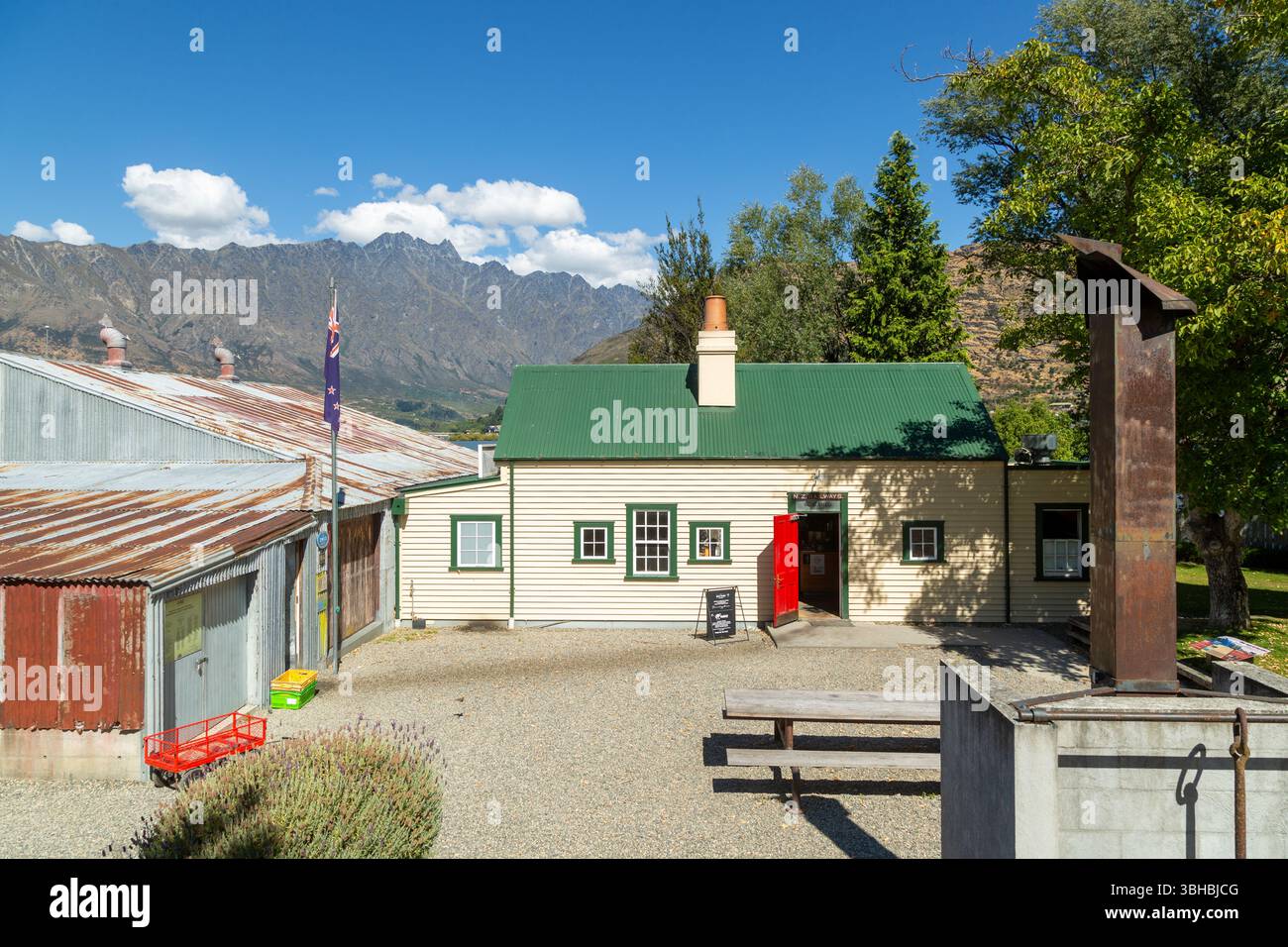 The Boat Shed Cafe & Bistro im restaurierten New Zealand Railways Shipping Office von 1869, Queenstown, Otago, Neuseeland Stockfoto