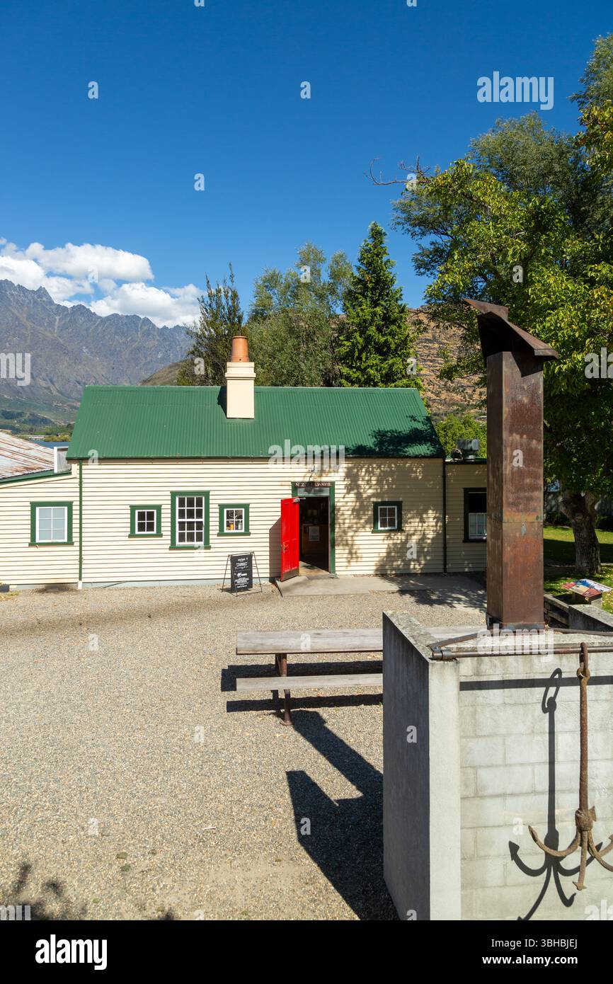 The Boat Shed Cafe & Bistro im restaurierten New Zealand Railways Shipping Office von 1869, Queenstown, Otago, Neuseeland Stockfoto