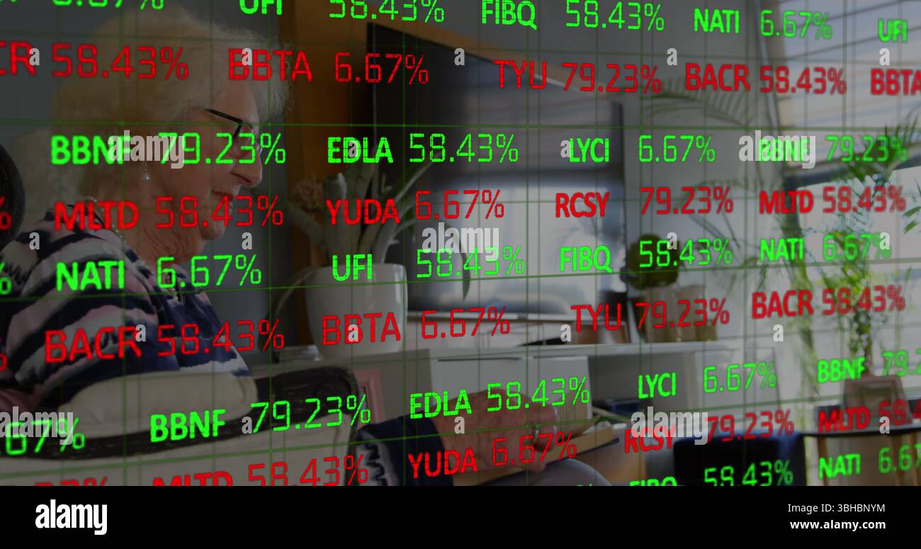 Bild der Finanzdaten über eine ältere kaukasische Frau, die Buch liest. Finanz-, Wirtschaft- und Seniorengesundheitskonzept digital generiertes Bild. Stockfoto