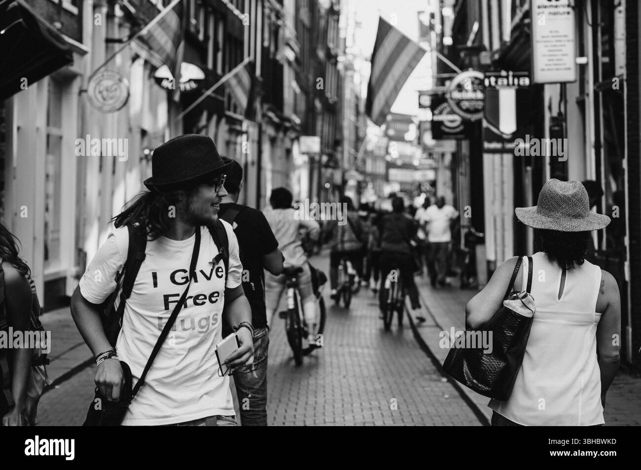 Schwarz-weiße Straßenszene mit Leuten und Fahrrädern Stockfoto