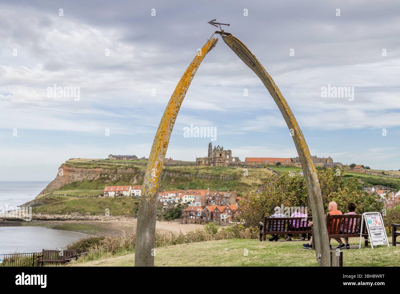 Whitby Abbey soll Bram Stokers Dracula inspiriert haben, die durch den berühmten Whale Bone Arch am West Cliff gesehen wurde. Die Küste von North Yorkshire. Stockfoto