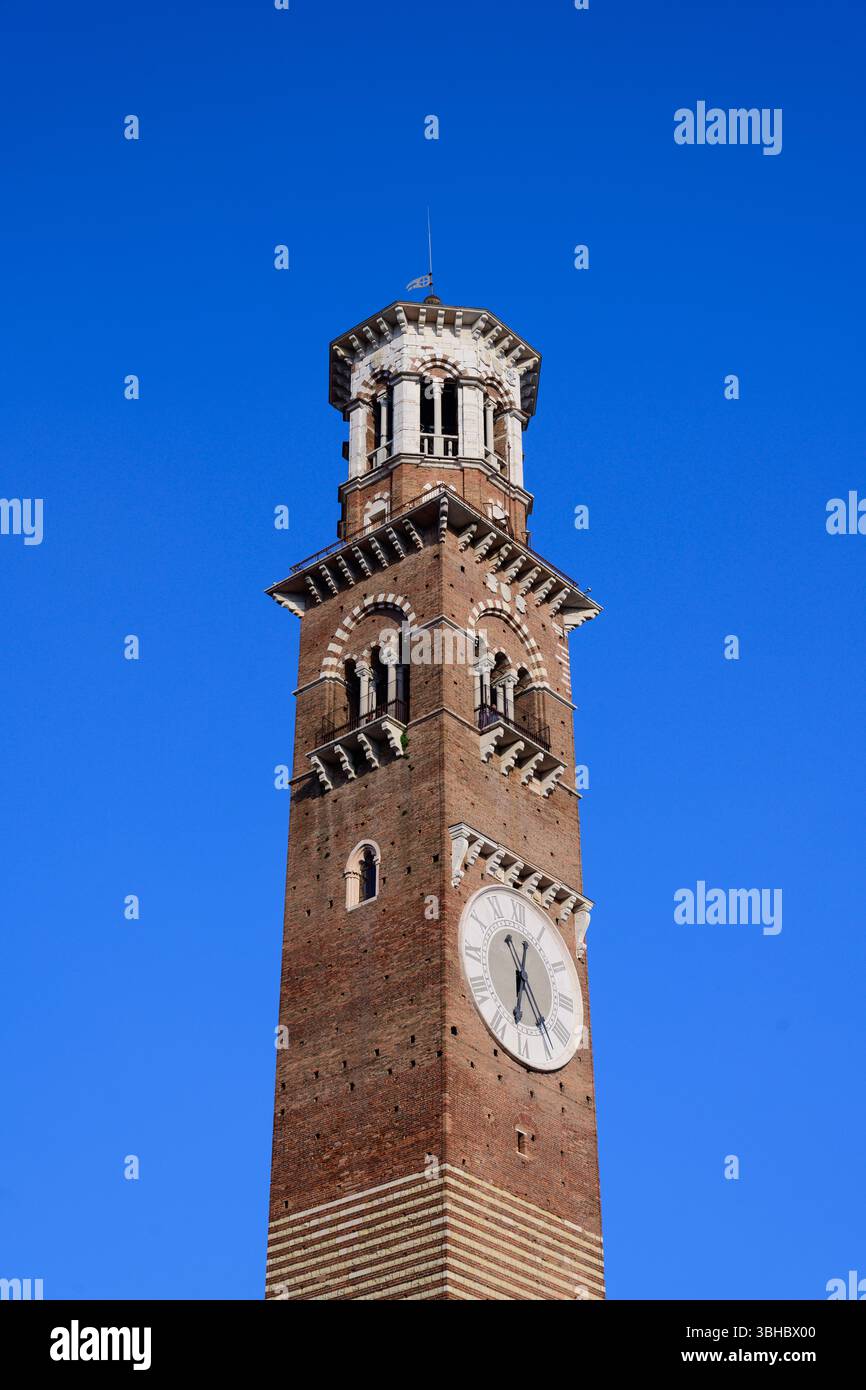 Torre dei Lamberti Turm mit Uhr in Verona, Italien im romanischen Stil Stockfoto