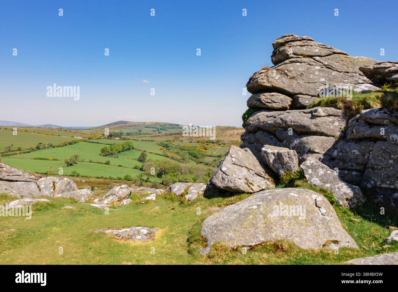 Verwitterte Granitfelsen am Hound Tor im Dartmoor-Nationalpark und Blick auf die englische Landschaft. Manaton, Devon. England, Vereinigtes Königreich, Großbritannien. Stockfoto