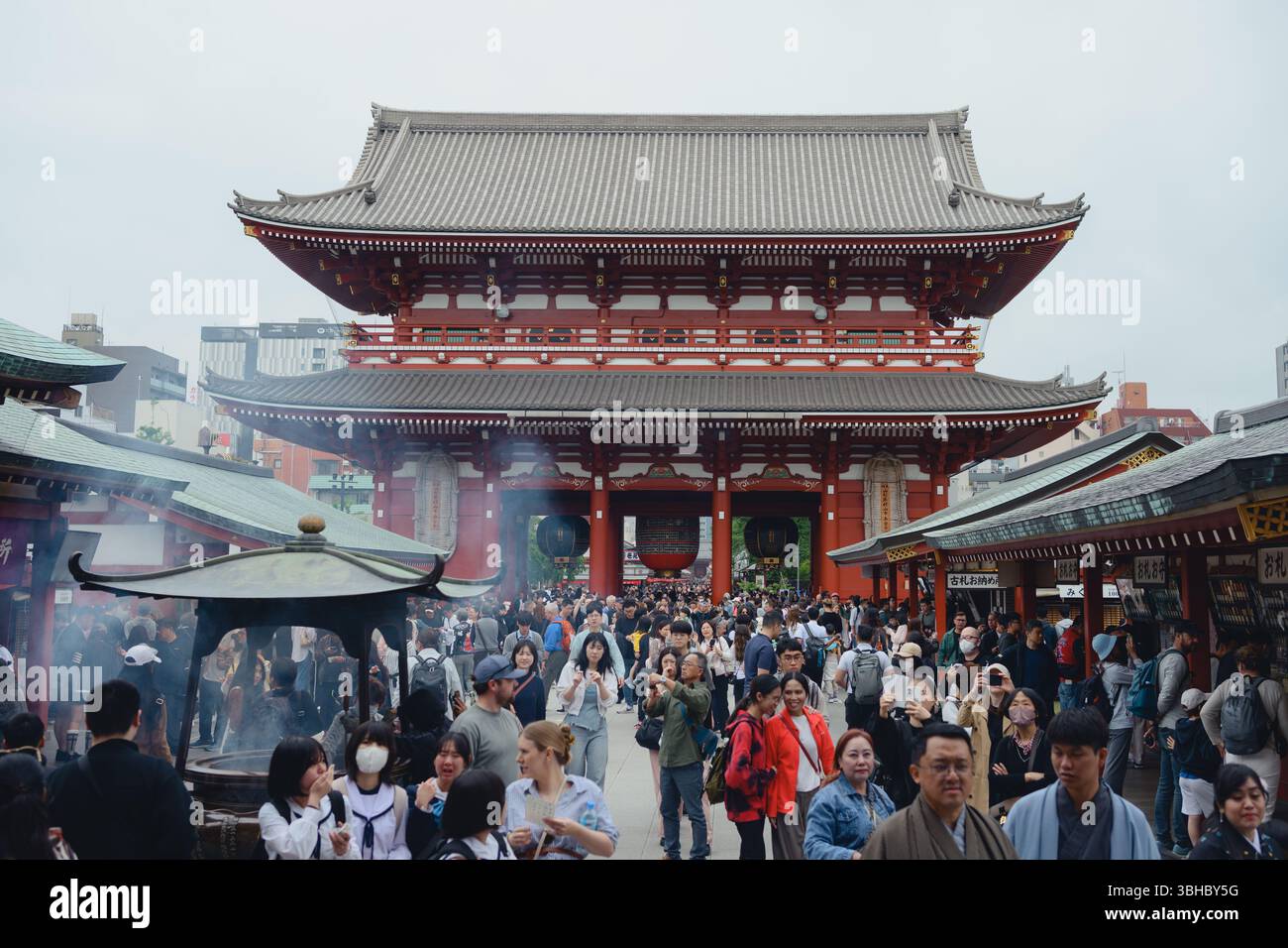 Touristen drängen sich im Sensoji-Tempel Stockfoto