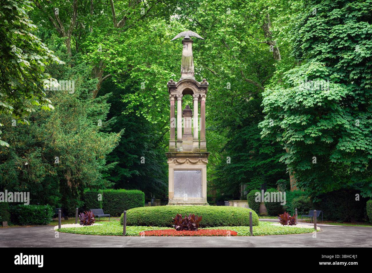 Blick auf die zentrale Adlersäule auf der sogenannten Million Avenue des historischen Melatenfriedhofs in Köln Stockfoto