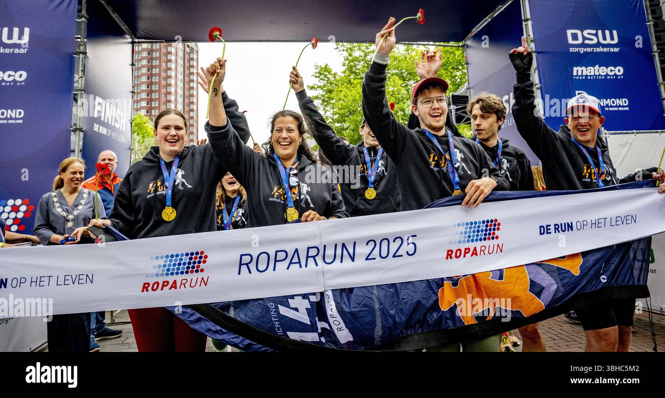 ROTTERDAM - die Teilnehmer des Roparun, einem Staffelrennen für wohltätige Zwecke, beenden auf der Binnenrotte. Die teilnehmenden Teams haben während des Pfingstwochenendes über 500 Kilometer zurückgelegt. Damit sammelten sie Geld für Projekte, die das Leben von Krebspatienten erträglicher machen sollen. ANP ROBIN UTRECHT niederlande raus - belgien raus Stockfoto