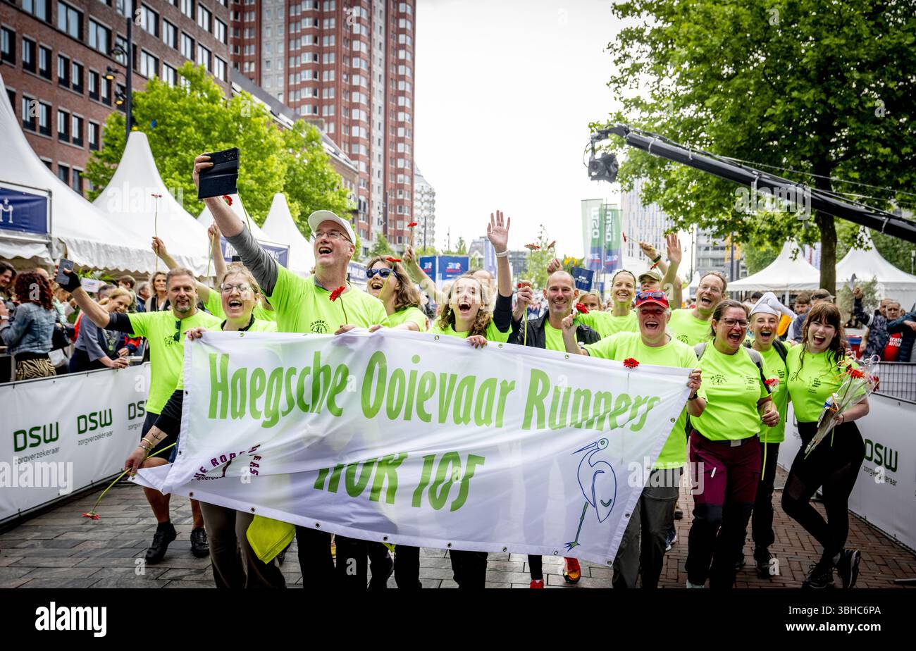 ROTTERDAM - die Teilnehmer des Roparun, einem Staffelrennen für wohltätige Zwecke, beenden auf der Binnenrotte. Die teilnehmenden Teams haben während des Pfingstwochenendes über 500 Kilometer zurückgelegt. Damit sammelten sie Geld für Projekte, die das Leben von Krebspatienten erträglicher machen sollen. ANP ROBIN UTRECHT niederlande raus - belgien raus Stockfoto