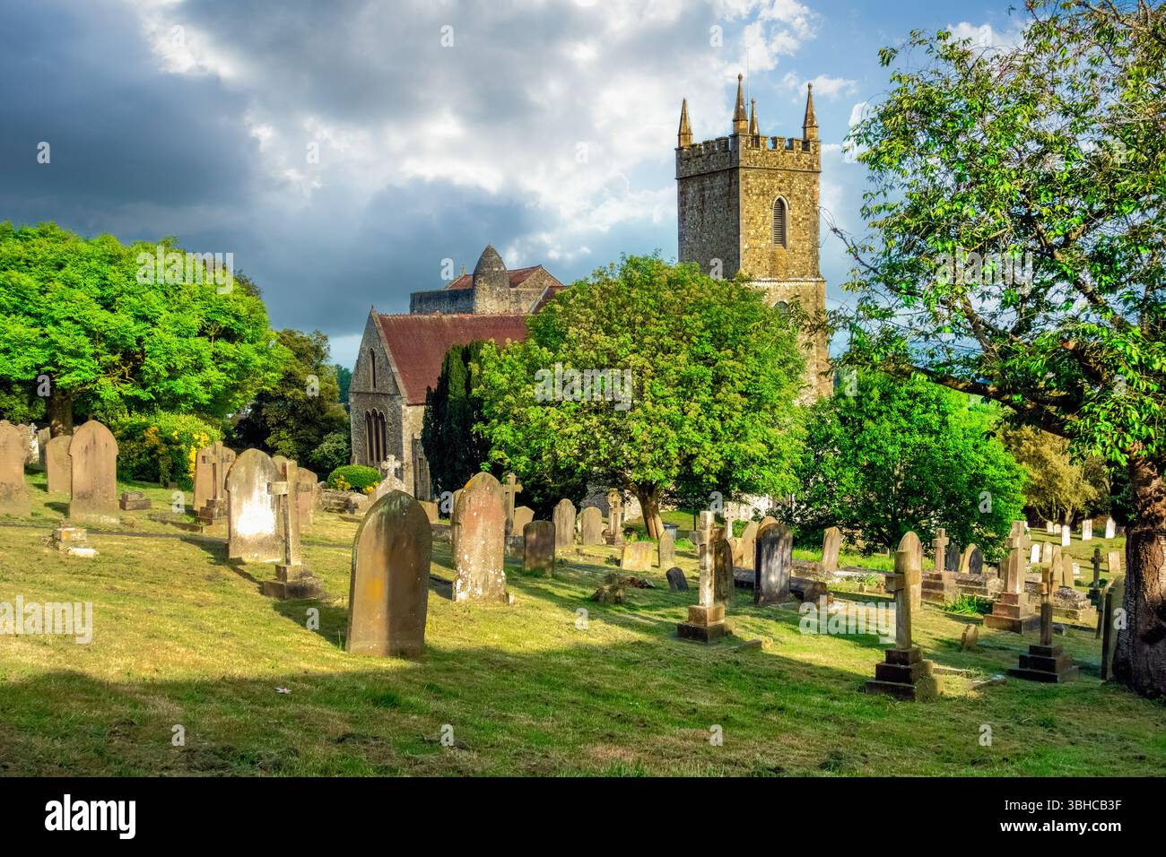St. Leonard's Church und ihr Friedhof in Hythe, Kent, Großbritannien Stockfoto