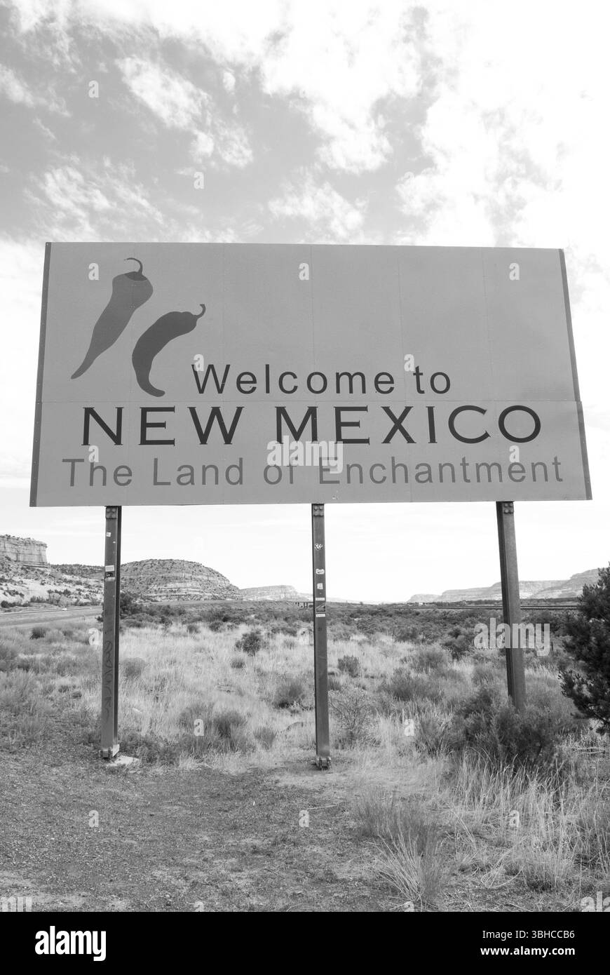 Das Straßenschild „Welcome to New Mexico“ begrüßt Fahrer, die in den südwestlichen US-Bundesstaat fahren, der für seine Wüstenlandschaften bekannt ist. Stockfoto