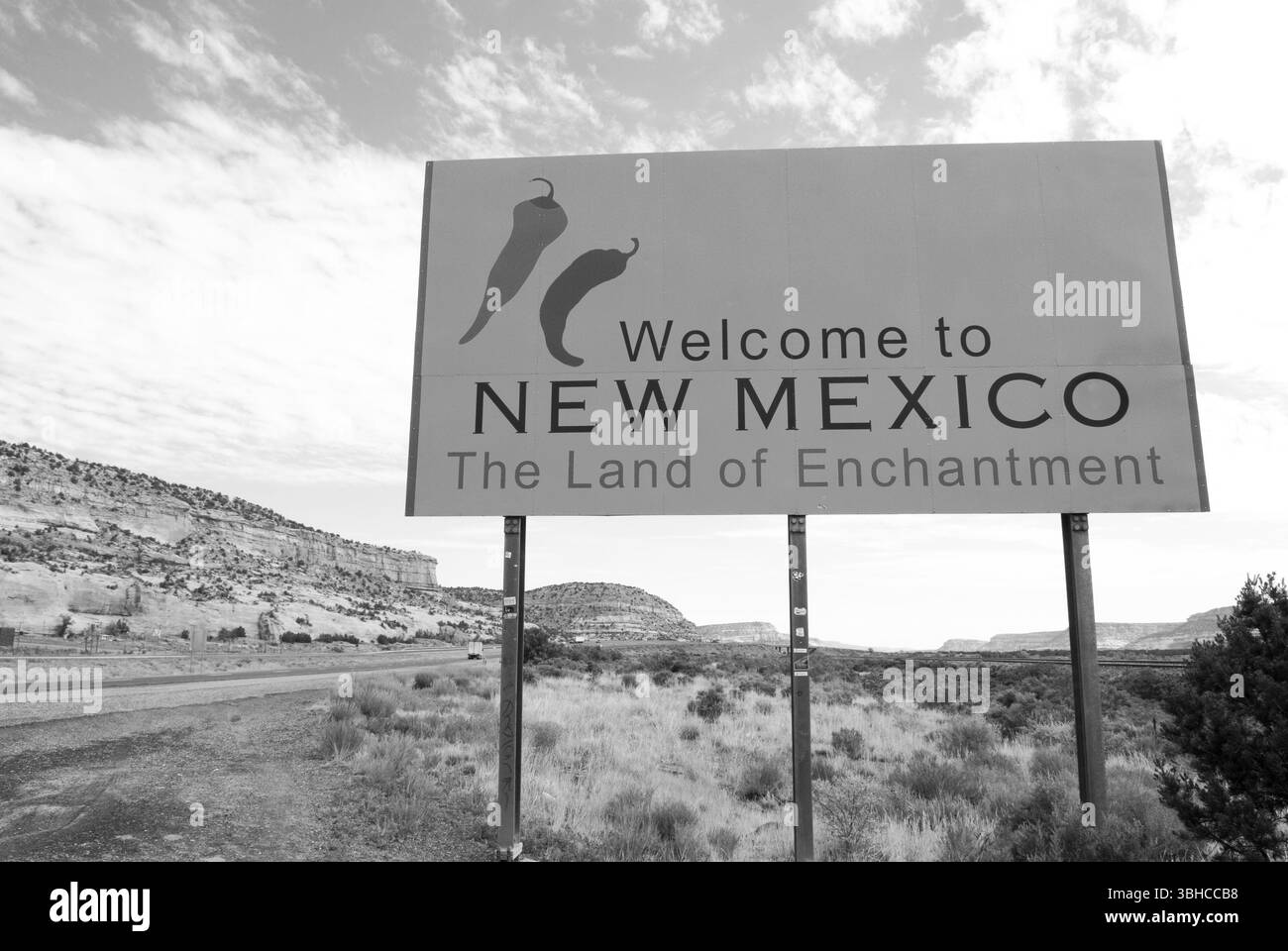 Das Straßenschild „Welcome to New Mexico“ begrüßt Fahrer, die in den südwestlichen US-Bundesstaat fahren, der für seine Wüstenlandschaften bekannt ist. Stockfoto
