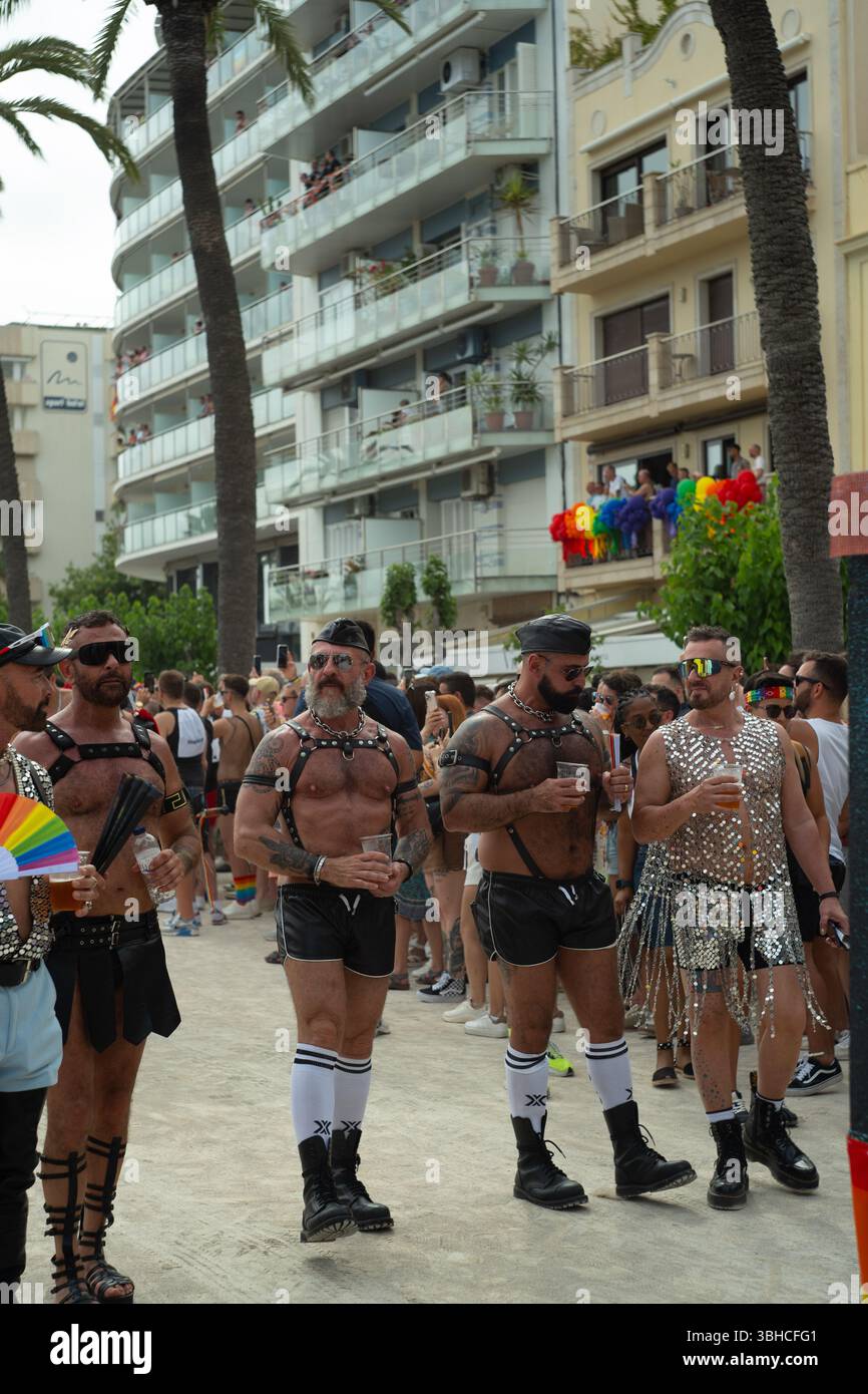 Barcelona, Katalonien, Spanien, 8. Juni 2025, Hunderte von Menschen von der lgtbq Community Parade auf Wagen feiern Homosexuellen-Stolz-Tag. Stockfoto