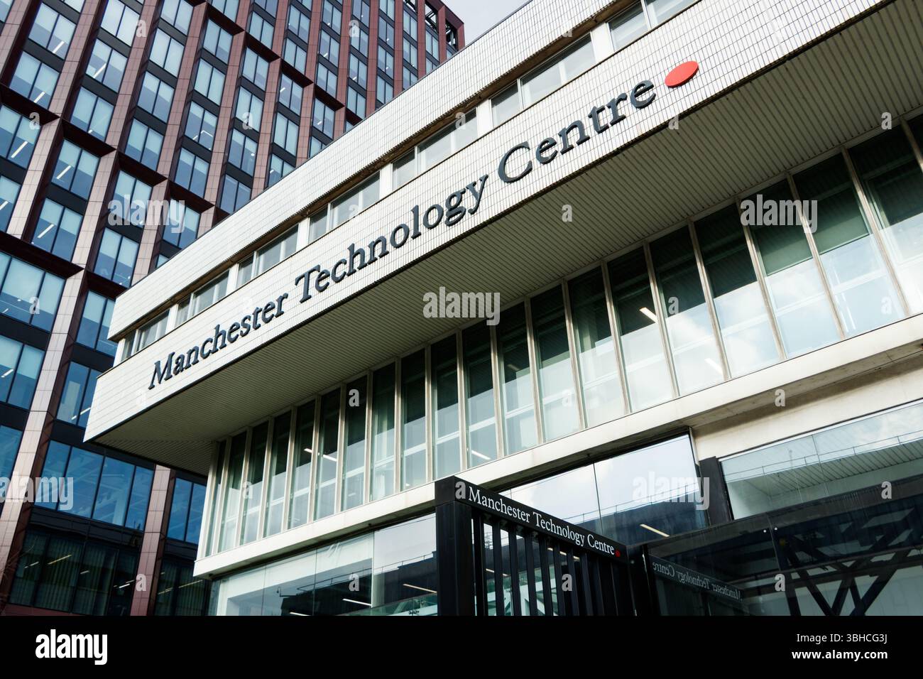 Modernes Bürogebäude außerhalb des Manchester Technology Centre in einem städtischen Geschäftsviertel oxford Road Stockfoto