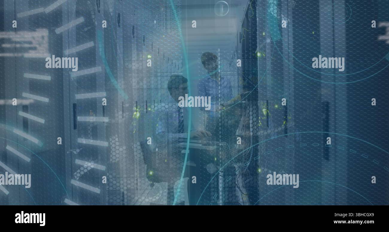 IT-Team konfiguriert Server-Racks und überprüft Tablets im Korridor des Rechenzentrums mit Netzwerküberlagerung. Technologie, Cybersicherheit, Netzwerk, Infrastruktur Stockfoto
