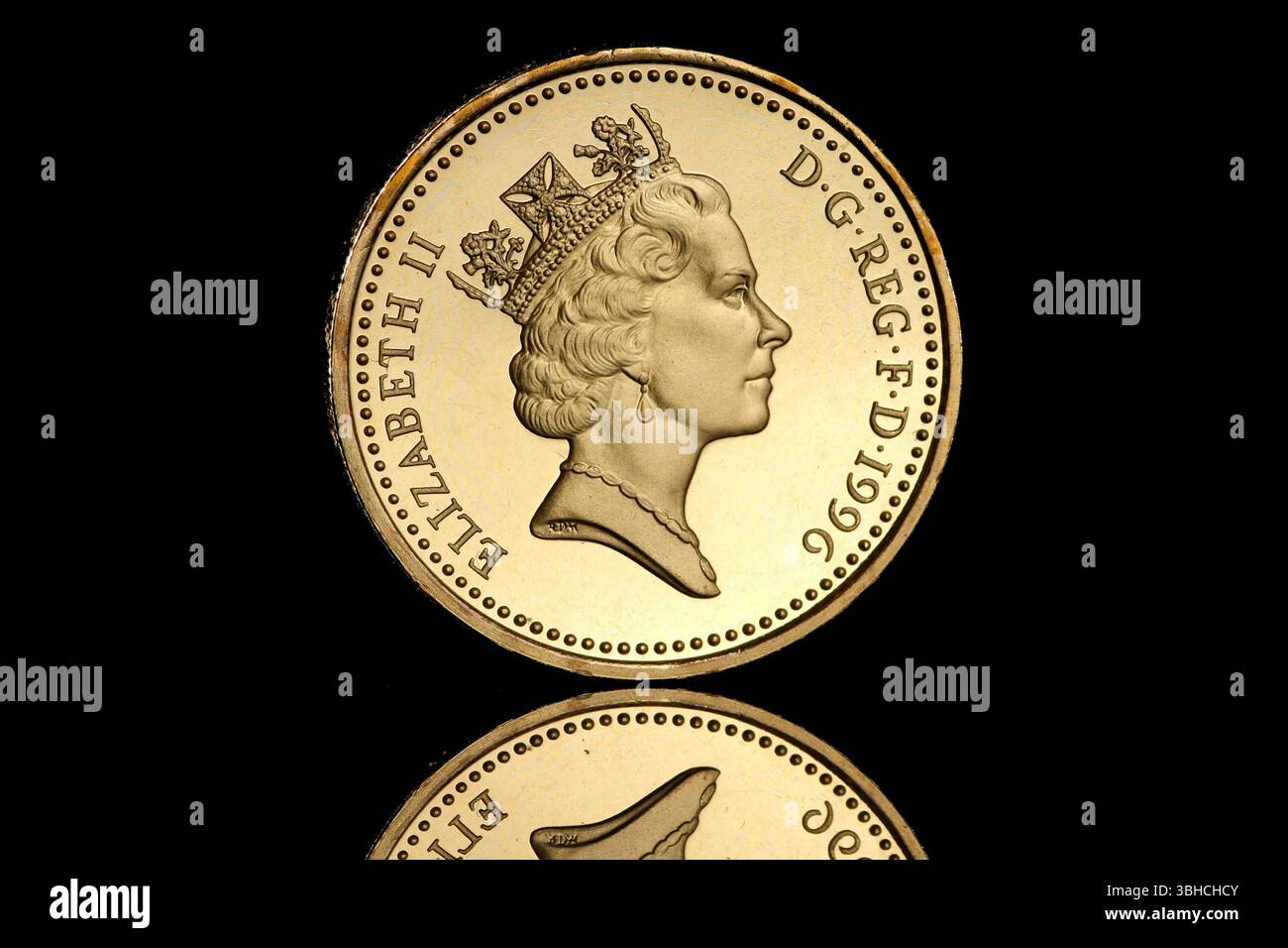 1996-Pfund-Münze mit dem 3. Münzporträt von Königin Elisabeth II. Von Raphael Maklouf. Die Umkehrung ist ein keltisches Kreuz in Nordirland Stockfoto