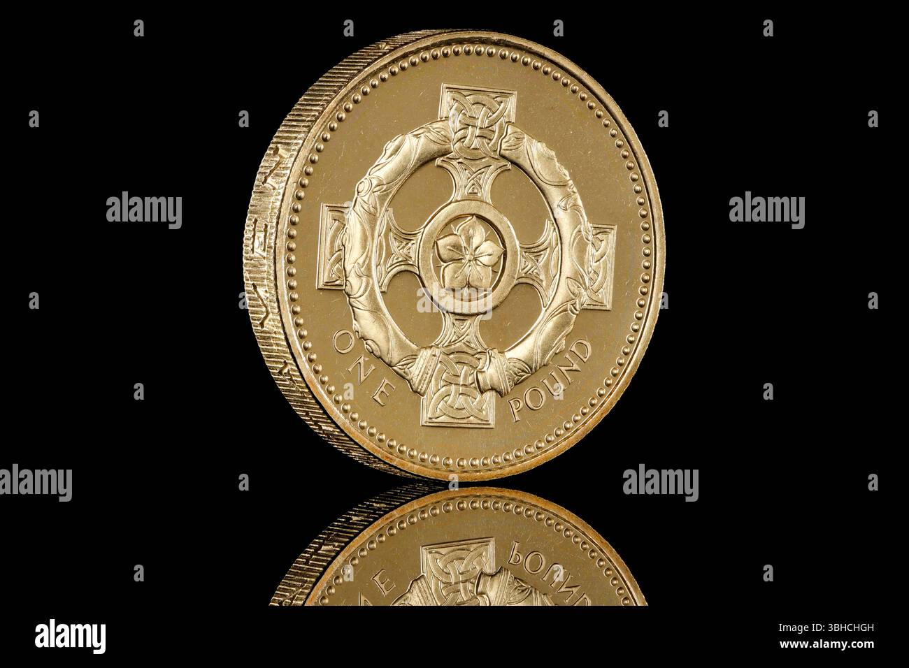 1996 britische Pfund-Münze mit einem keltischen Kreuz in Nordirland. Die Vorderseite zeigt das 3. Münzporträt von Königin Elisabeth II von Raphael Maklouf Stockfoto