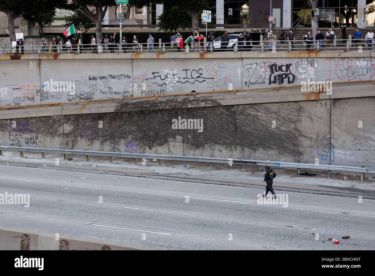 Los Angeles, USA. Juni 2025. Ein California Highway Patrouillenoffizier läuft auf dem 101 Freeway, nachdem er am 8. Juni 2025 Demonstranten in der Innenstadt von Los Angeles, Kalifornien, vom Freeway abgestoßen hat. Sie protestieren wegen der andauernden Einwanderungsrazzien der US Immigration and Customs Enforcement (ICE), der Entsendung von Truppen der Nationalgarde und der Verhaftung des Präsidenten der Service Employees International Union of California, David Huerta. (Foto: Caylo Seals/SIPA USA) Credit: SIPA USA/Alamy Live News Stockfoto