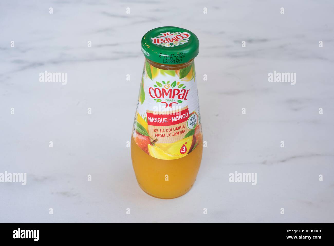 Sheffield UK - 15. Januar 2020: Compal Mango Juice - eine Flasche frischer Fruchtsaft hergestellt in Portugal, verkauft bei Lisboa Patesserie Stockfoto