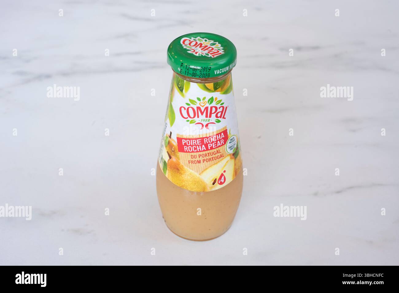 Sheffield UK - 15. Januar 2020: Compal Rocha Pear Juice - eine Flasche frischen Fruchtsafts, hergestellt in Portugal, verkauft bei Lisboa Patesserie Stockfoto