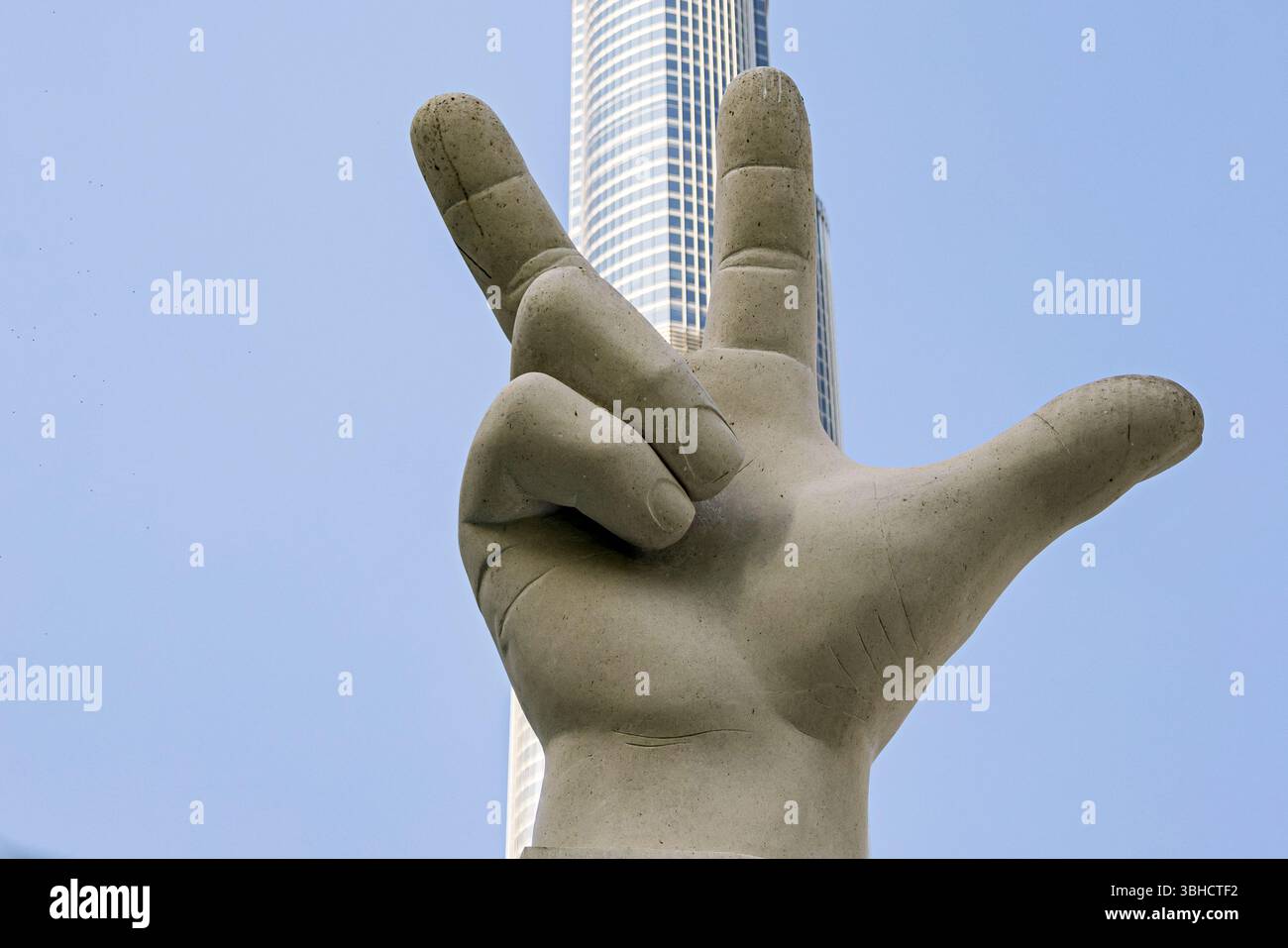 SIEGESZUG LOVE Skulptur im Burj Park. Dubai, VAE - 1. November 2023 Stockfoto