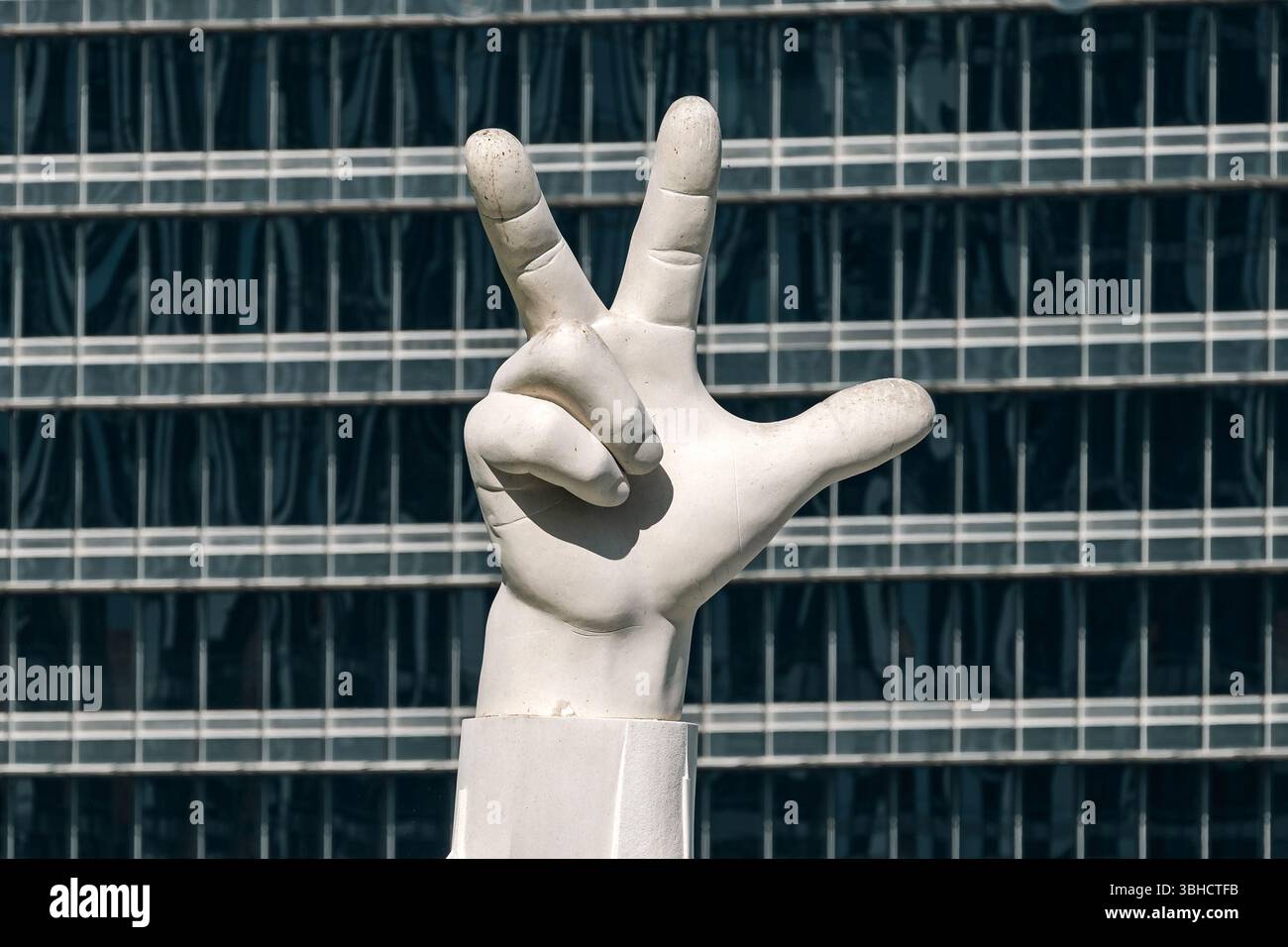 SIEGESZUG LOVE Skulptur im Burj Park. Dubai, VAE - 1. November 2023 Stockfoto