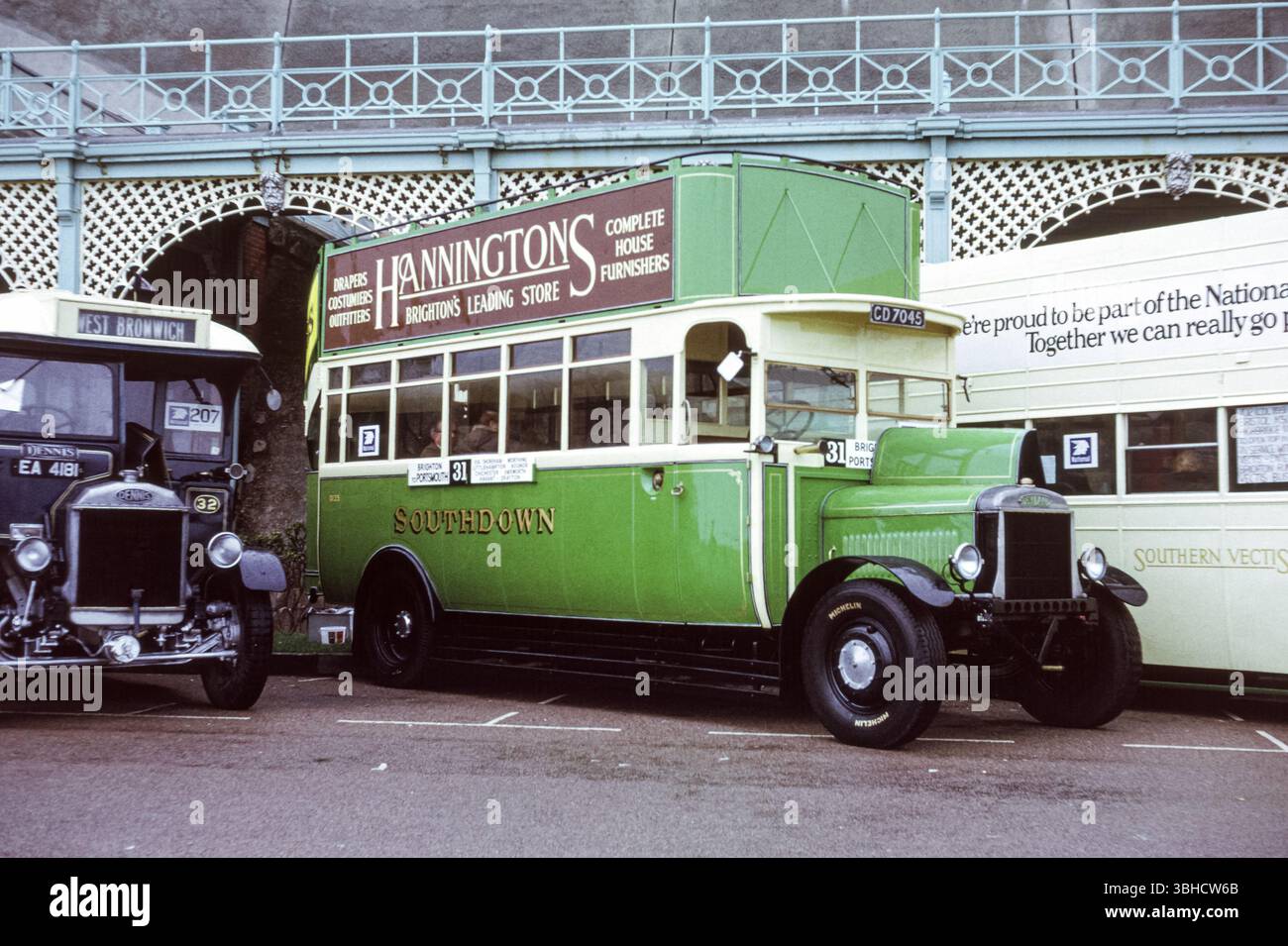 Brighton, Großbritannien - 1973: Vintage-Bild eines Leyland G7-Busses mit einer Short Brothers Body aus dem Jahr 1973. Im Besitz von Stagecoach (South) Ltd., Registernummer CD 7045, Baujahr 1922. Stockfoto