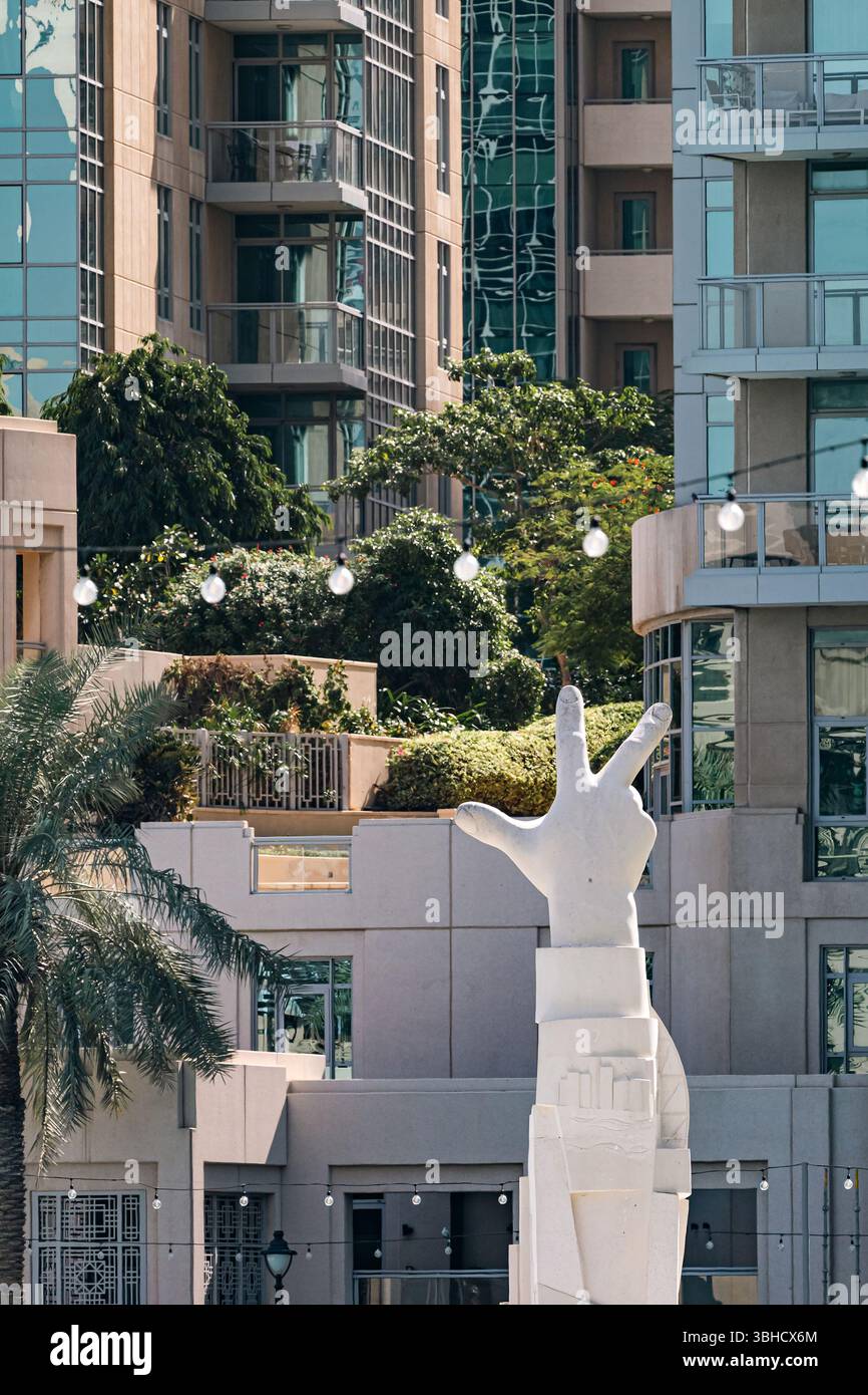 SIEGESZUG LOVE Skulptur im Burj Park. Dubai, VAE - 1. November 2023 Stockfoto