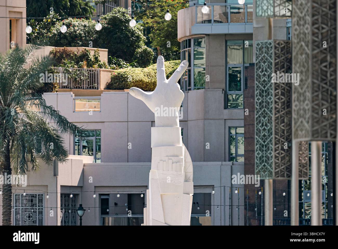 SIEGESZUG LOVE Skulptur im Burj Park. Dubai, VAE - 1. November 2023 Stockfoto