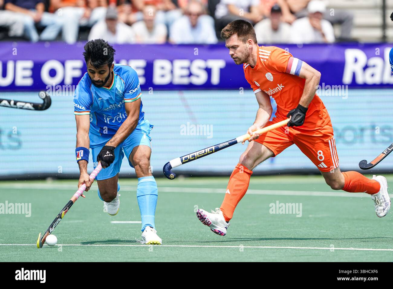 AMSTERDAM, NIEDERLANDE - 9. JUNI: Manpreet Singh von Indien kämpft im Wagener Stadion am 9. Juni 2025 in Amsterdam gegen Thierry Brinkman aus den Niederlanden während des Spiels der FIH Hockey Pro League 2025 zwischen den Niederlanden und Indien. (Foto: Andre Weening/Orange Pictures) Stockfoto