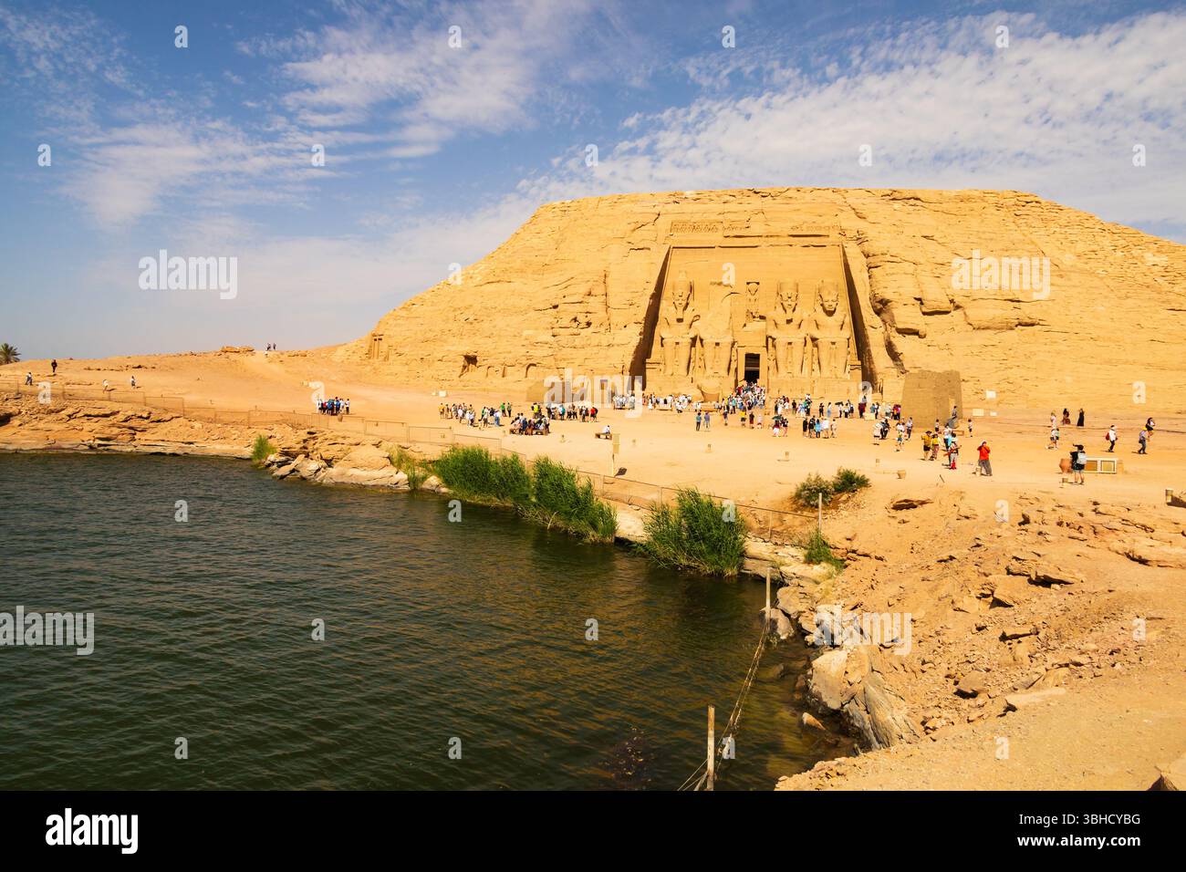 Touristenmassen, der Nasser-See, der Tempel von Ramses II. Und seiner Königin Nefertari in Abu Simbel, Assuan, Ägypten Stockfoto