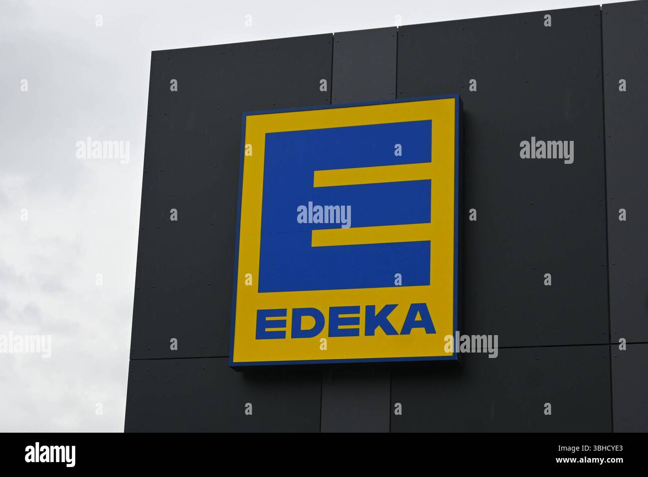 Edeka-Logo. Die Edeka-Gruppe, ehemals Abkürzung für Einkaufsgenossenschaft der Kolonialwarenhändler im Halleschen Torbezirk zu Berlin, ist ein genossenschaftlich organisierter kooperativer Unternehmensverbund im deutschen Einzelhandel. Edeka betreibt mit Edeka Fruchtkontor eine eigene Beschaffungsorganisation vorrangig für Obst- und Gemüseimporte *** Edeka-Logo die Edeka-Gruppe, ehemals Abkürzung für Einkaufsgenossenschaft der Kolonialwarenhändler im Halleschen Torbezirk zu Berlin, ist eine genossenschaftlich organisierte Unternehmensgruppe im deutschen Einzelhandel Edeka betreibt ein eigenes Prokurem Stockfoto