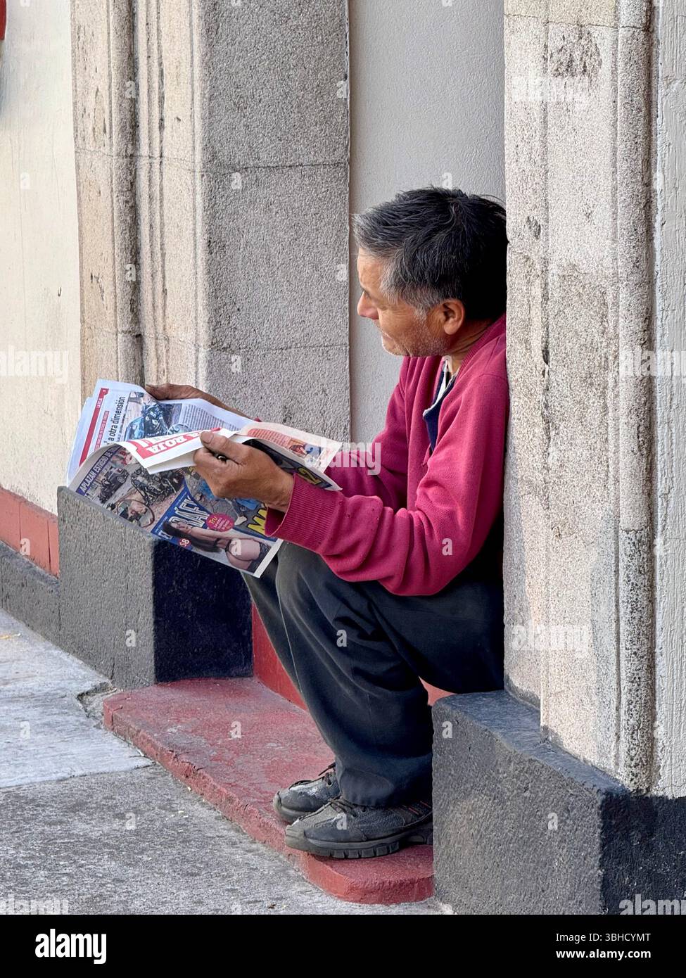 Mann, der die Zeitung liest, Condesa Viertel, Mexiko Stadt, Mexiko Stockfoto