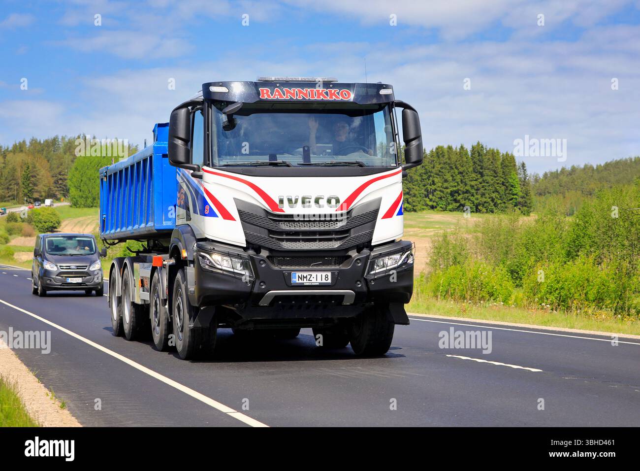 Maßgeschneiderter neuer Iveco T-Way-Kipper für den Bau im Autobahnverkehr an einem Sommertag. Salo, Finnland. 30. Mai 2025. Stockfoto