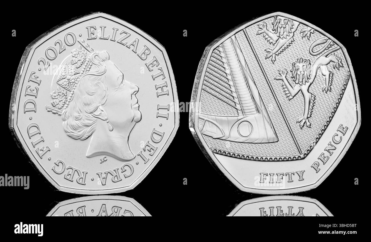 2020 Vereinigtes Königreich, 50 Pence Münze, die auf der Rückseite einen Teil des königlichen Wappens zeigt. Die Vorderseite zeigt ein Porträt von Königin Elisabeth II Stockfoto