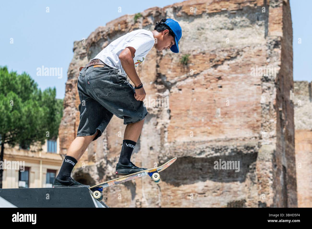 Rom, Italien. Juni 2025. Ein Skater während des Gruppentrainings für die Weltmeisterschaft Rom 2025 der World Skateboarding Tour. Quelle: Rocco Pettini/Alamy Live News Stockfoto