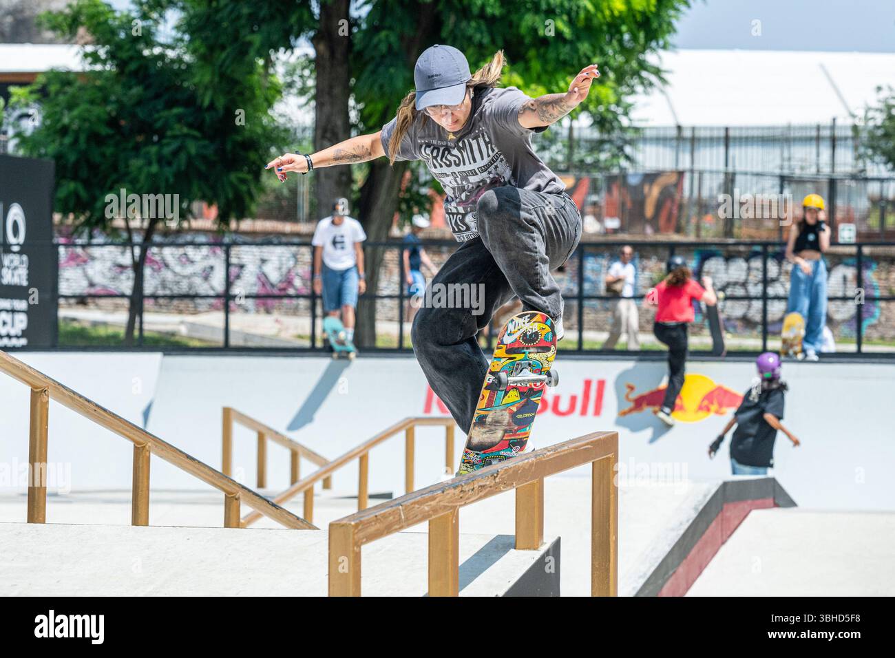 Rom, Italien. Juni 2025. Ein Skater während des Gruppentrainings für die Weltmeisterschaft Rom 2025 der World Skateboarding Tour. Quelle: Rocco Pettini/Alamy Live News Stockfoto