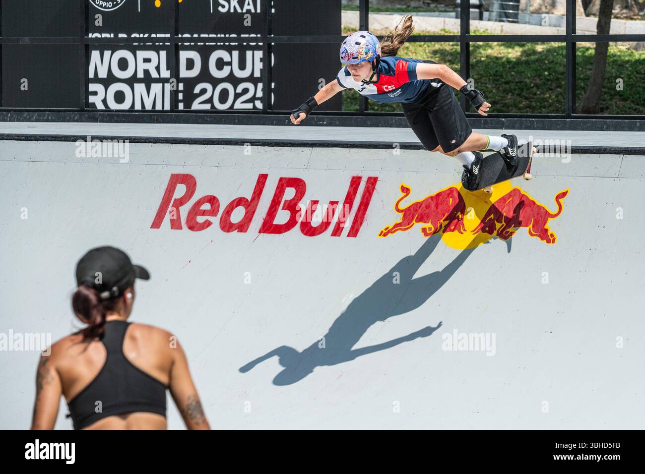 Rom, Italien. Juni 2025. Ein Skater während des Gruppentrainings für die Weltmeisterschaft Rom 2025 der World Skateboarding Tour. Quelle: Rocco Pettini/Alamy Live News Stockfoto