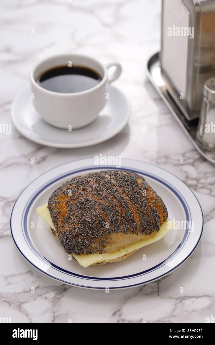 BMO(bolle med ost), ein dänisches Sauerteigsandwich mit Käse und Schlagsbutter Stockfoto