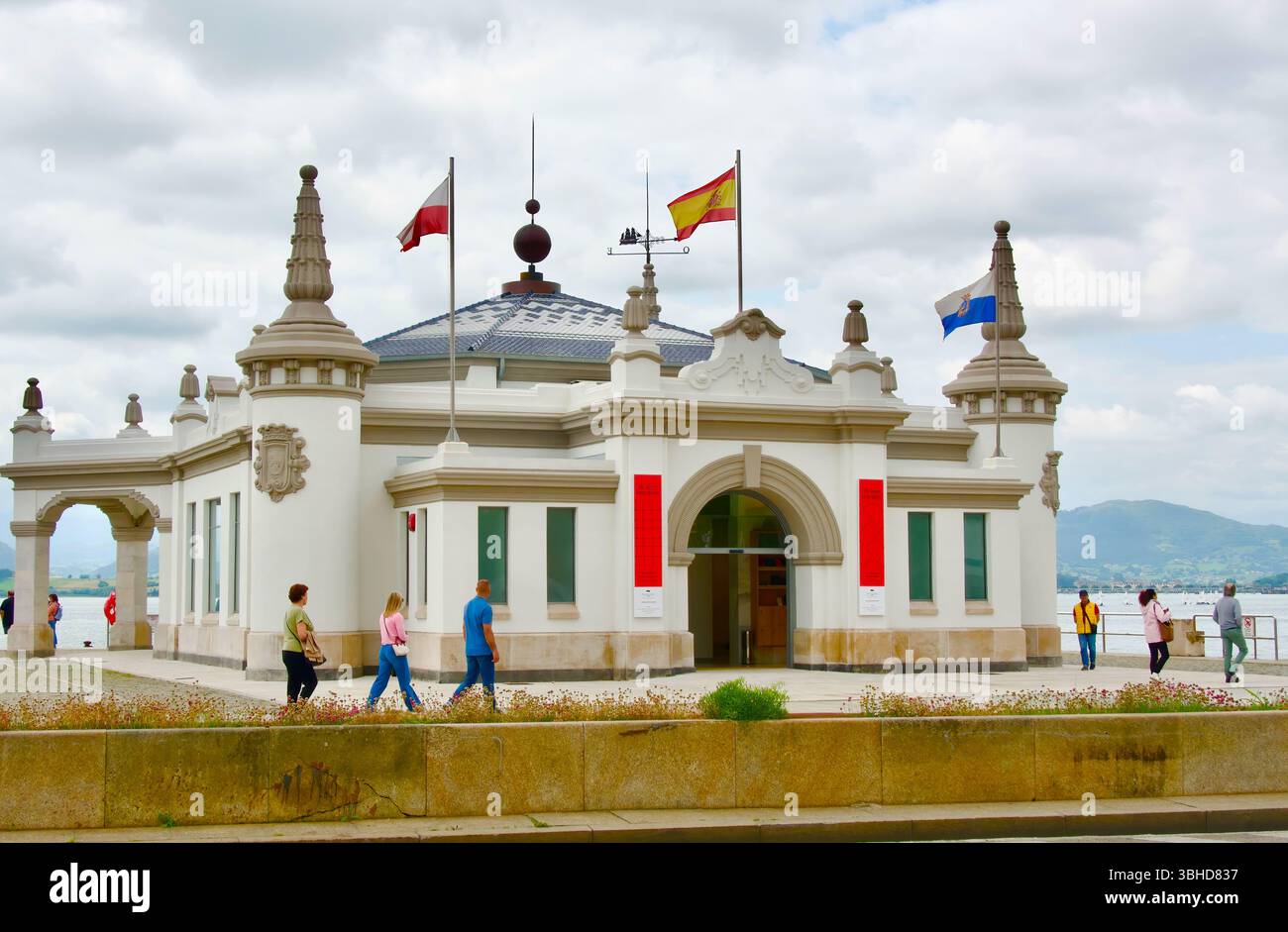 Fährstation drei Viertel Ansicht jetzt ein Ausstellungsraum Paseo Maritimo Santander Bucht Kantabrien Spanien Europa Stockfoto