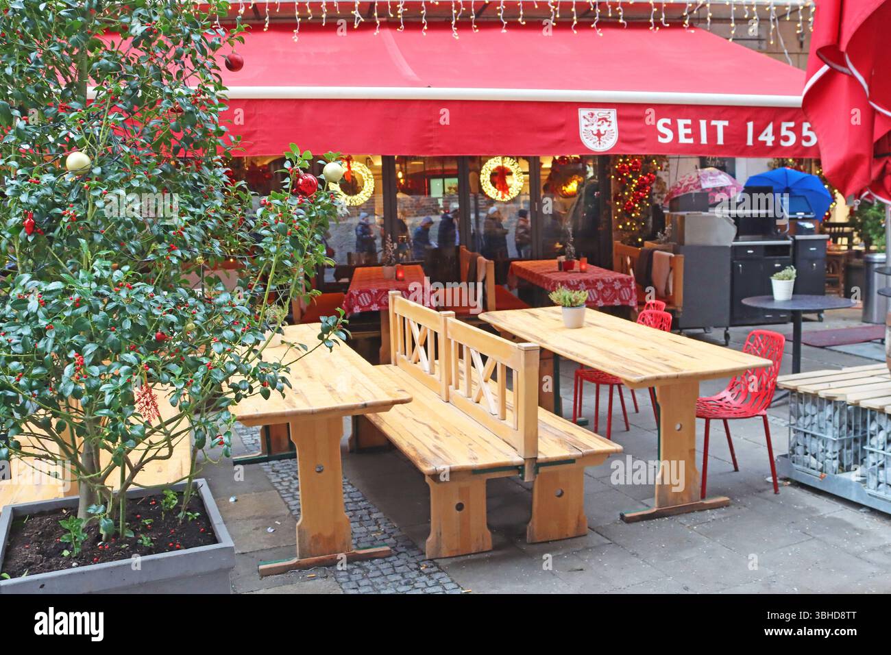 München, Deutschland - 20. Dezember 2023: Open-Air-Café im Winter Stockfoto